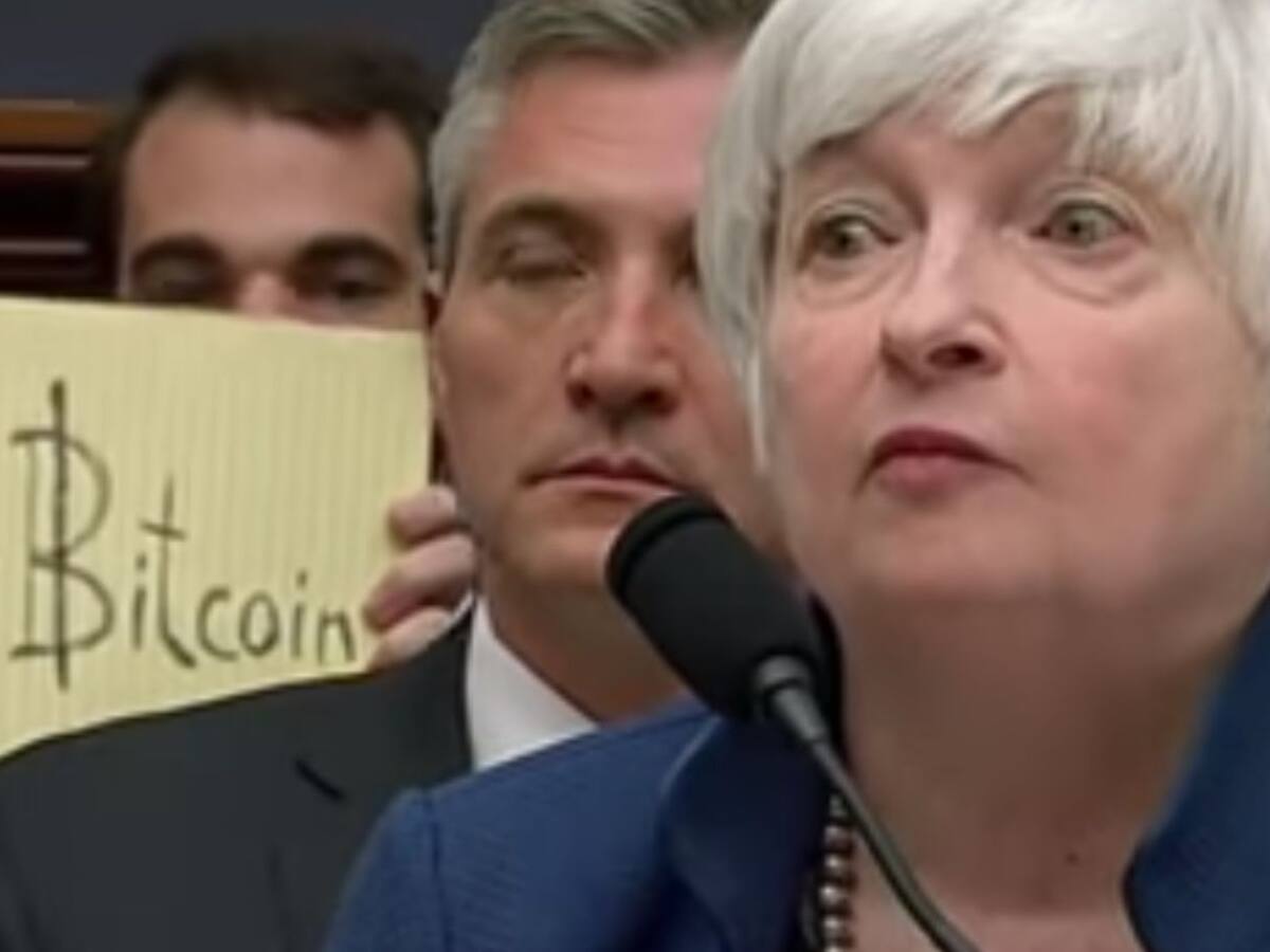 “Buy Bitcoin”: El famoso cartel que apareció en el Congreso en 2017 fue vendido por un millón de dólares