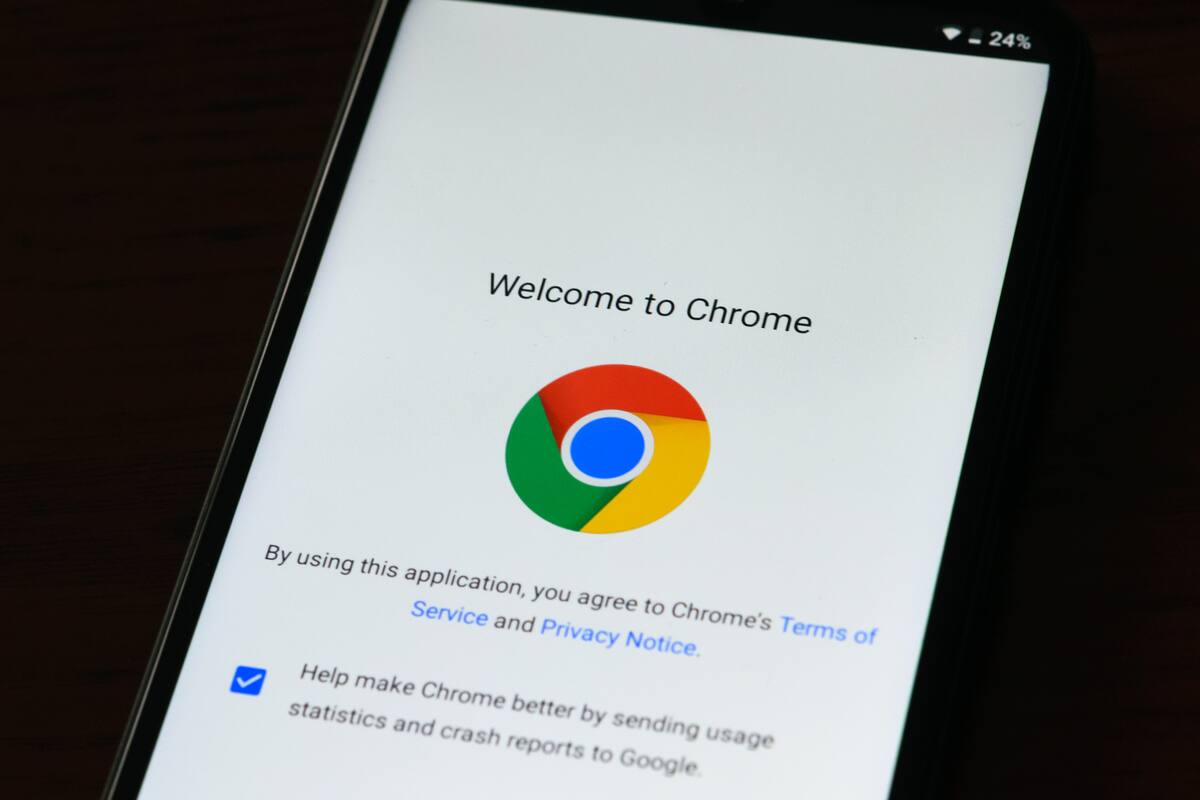 Desactivar extensiones no esenciales y cerrar pestañas innecesarias en Chrome ayuda a reducir el uso de RAM y mejorar el rendimiento.