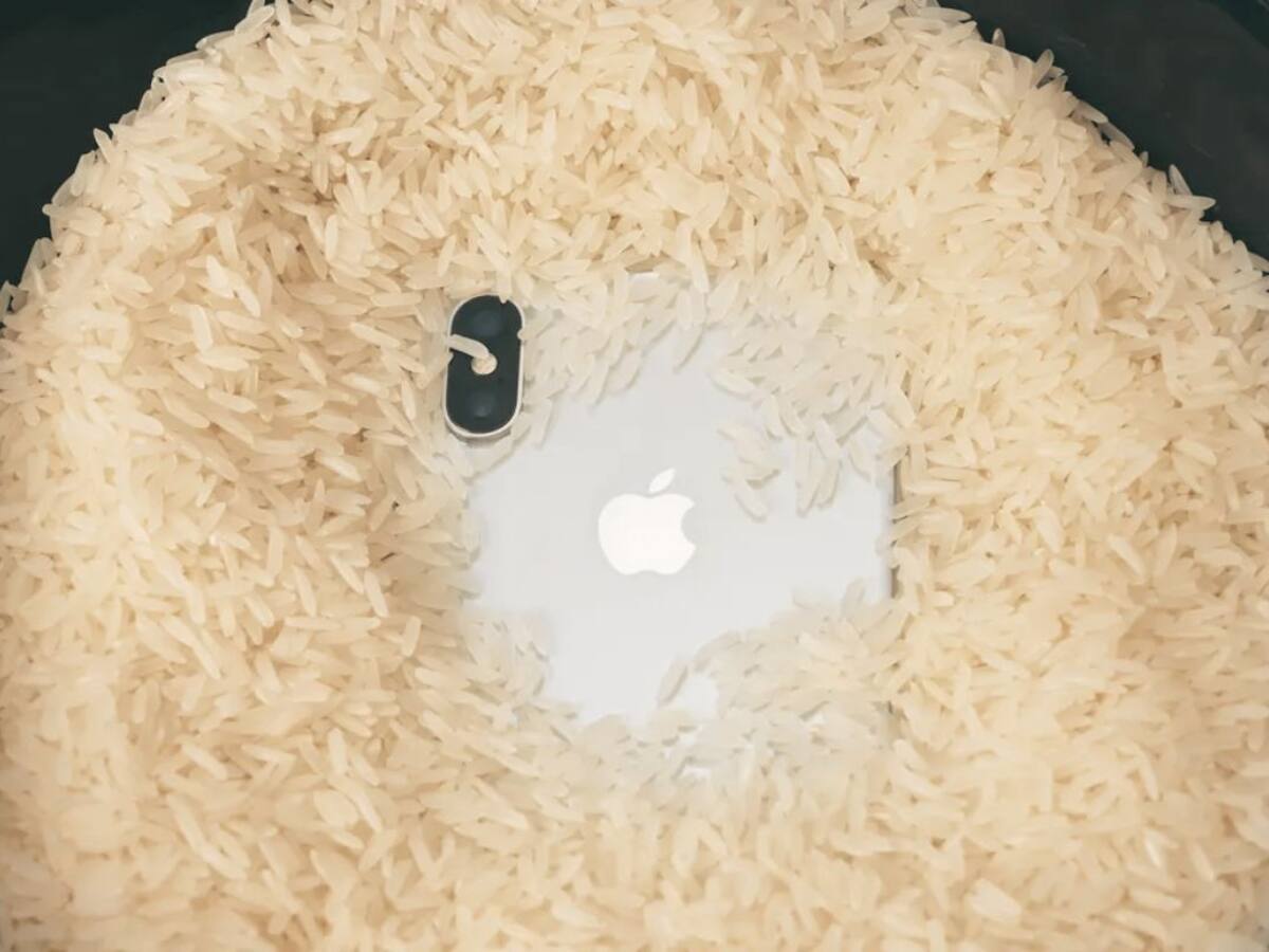 Meter tu iPhone mojado en arroz no sirve para nada, según Apple