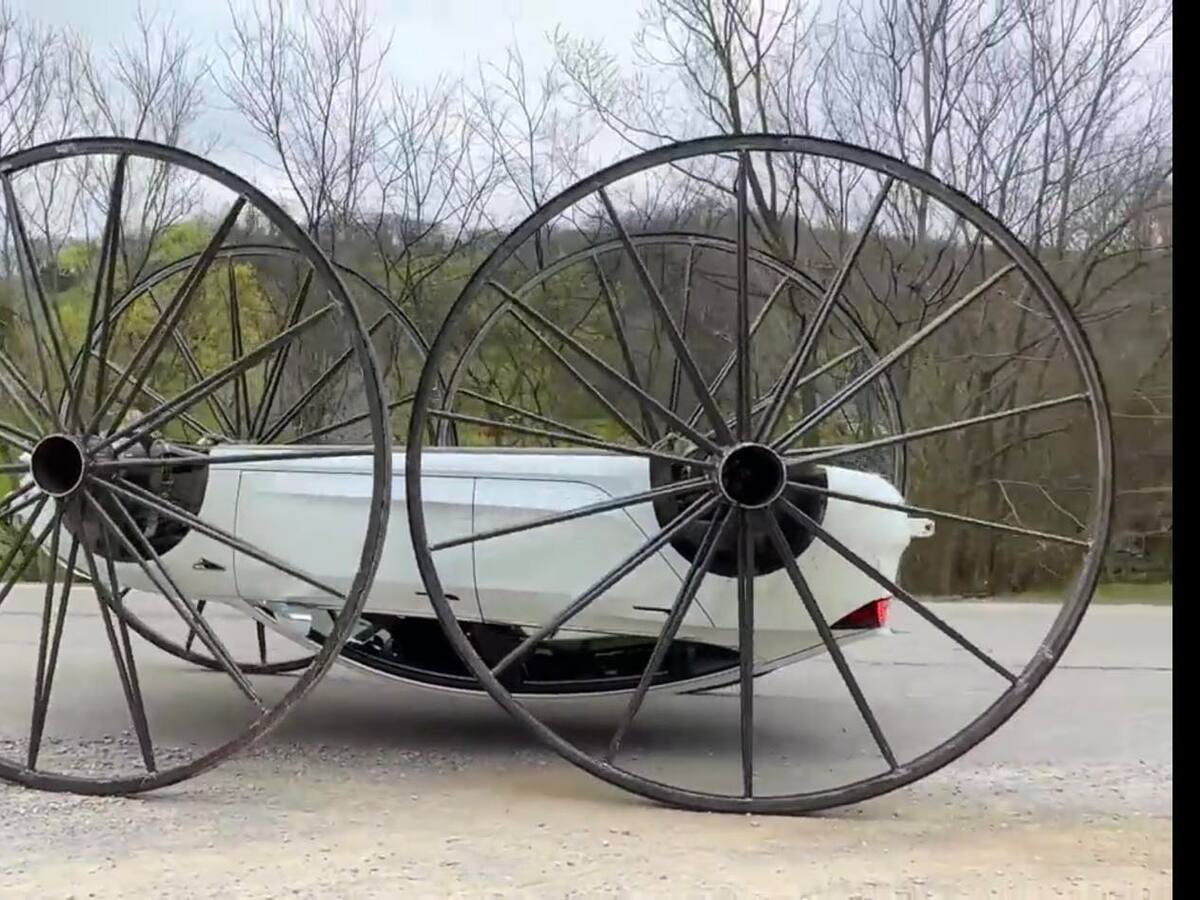 Tesla con ruedas gigantes: el experimento más loco que verás hoy