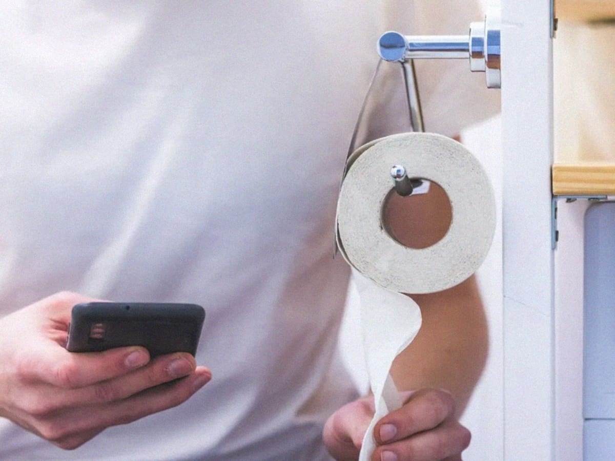 Doctor reveló la peligrosa razón por la que no deberías usar tu teléfono en el baño
