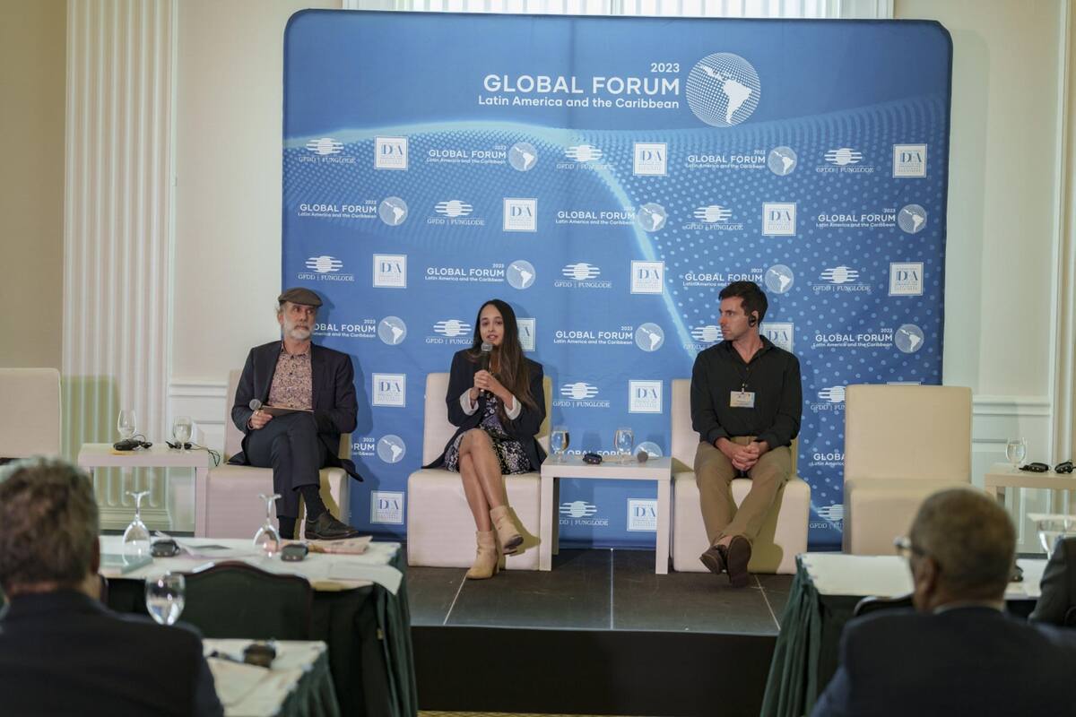 Fotografía cedida por la Fundación Global Democracia y Desarrollo donde aparecen de izq. a a derecha, Bruce Schneier, profesor de Políticas Públicas en la Harvard Kennedy School; Mekela Panditharatne, abogada experta en reforma electoral, seguridad electoral, gobernanza, votación, verdad e información, y Noah Giansiracusa, científico de datos, profesor titular de la Universidad de Bentley, durante el Foro Global América Latina y Caribe, organizado por Funglode e IDEA Internacional, en Nueva York (Estados Unidos). EFE/ La Fundación Global Democracia Y Desarrollo