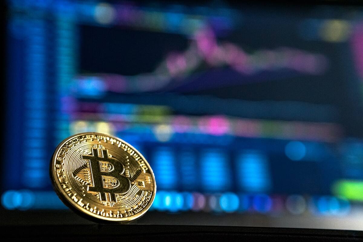 Aunque la aprobación de un ETF de Bitcoin podría ser positiva en muchos aspectos, también podría traer consigo riesgos adicionales. Por ejemplo, podría aumentar la exposición del mercado financiero tradicional a la volatilidad inherente de las criptomonedas.