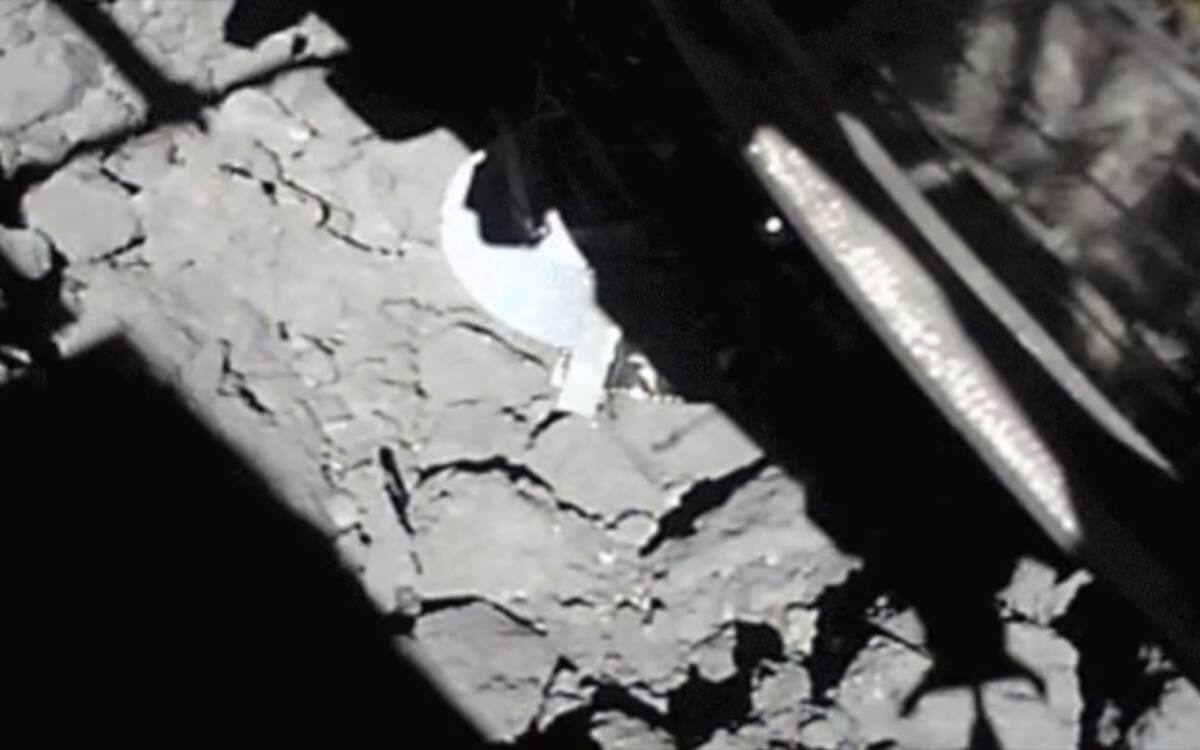 Momento en el que la sonda Hayabusa2 extrajo muestras de roca del asteroide Ryugu. Fuente: YouTube.