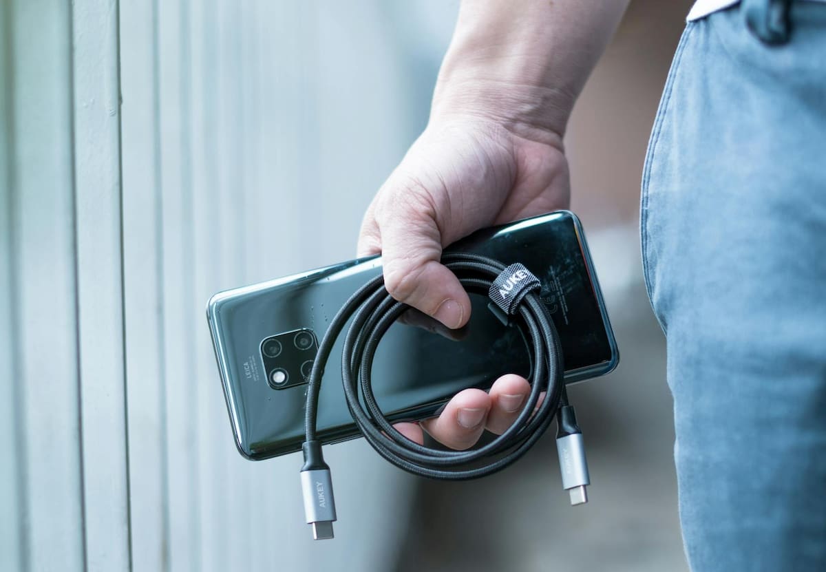 Los cables del cargador se desgastan por los jalones que dan y según los expertos no se ha detectado que la forma de enrollarlos los afecte. | Foto: Pexels
