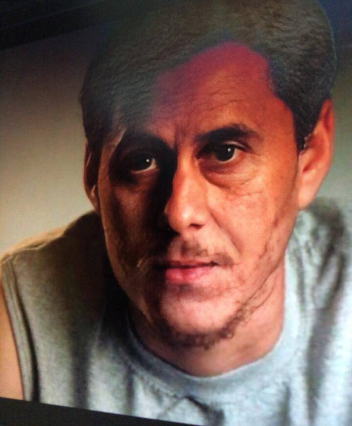 Canserbero abordó temas profundos como la depresión y el suicidio en su música. Su canción "Pensando en Ti" destacó por tocar estos temas de manera impactante. Trágicamente, falleció en 2015, añadiendo un aspecto sombrío a su legado musical.