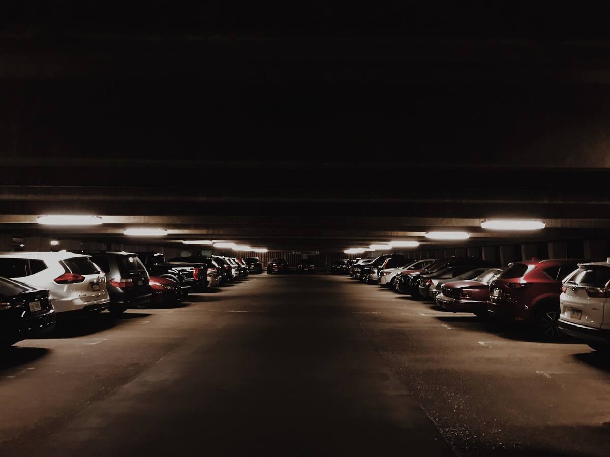 Bitcoin: le roban la criptobilletera en un estacionamiento