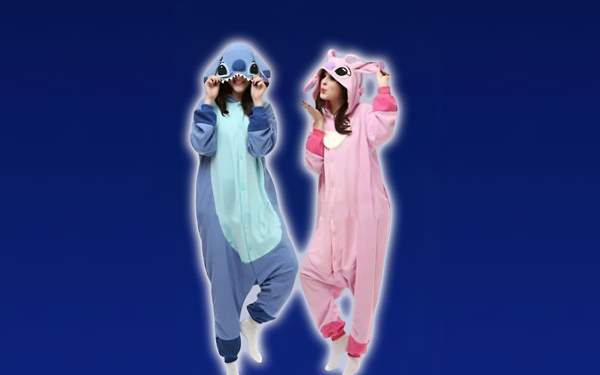 Las pijamas de Stitch de cuerpo entero, conocidas como mamelucos, son de los artículos más buscados del personaje en internet y tiendas en línea.