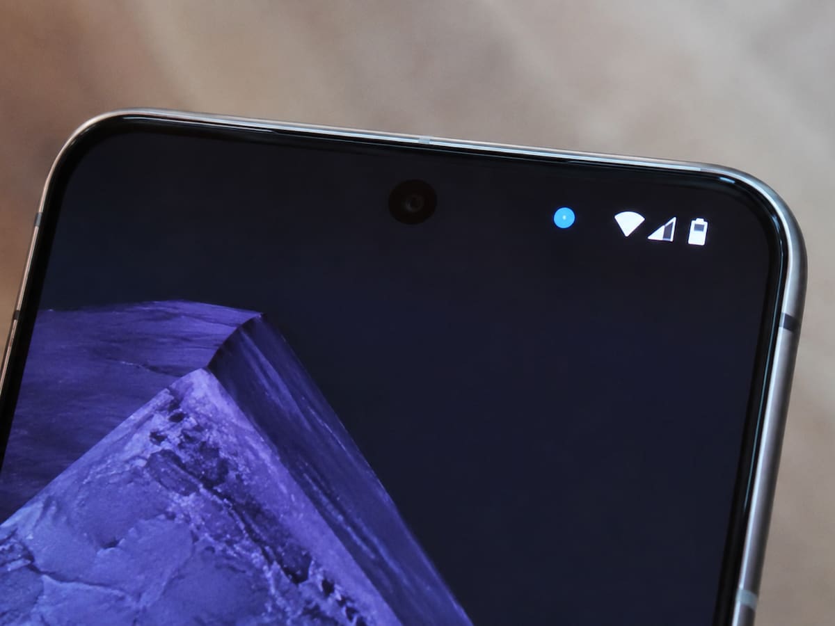El punto azul en ciertos teléfonos Android señala que una app está accediendo a tu ubicación y te ayuda a identificar accesos a datos sensibles