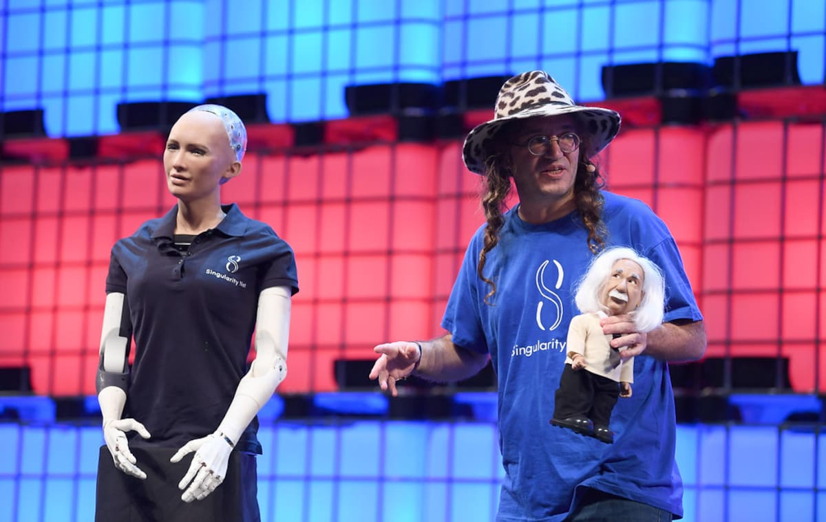 Los avances en modelos de lenguaje y la investigación en IA están creciendo exponencialmente según Goertzel, quien aparece en la foto en una conferencia de la Web Summit de 2017. Crédito: Stephen McCarthy/Web Summit via Sportsfile