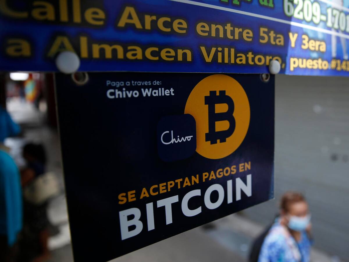 Bitcoin no ayuda a mejorar la economía en El Salvador, revela encuesta