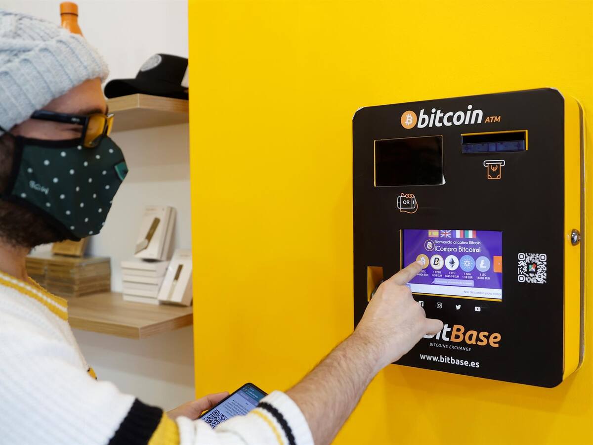 Acusan a tres hombres por fraude de $100 millones de dólares en criptomonedas