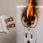 Expertos dicen por qué los enchufes tienen agujeros y cómo estos ayudan a evitar accidentes eléctricos en casa