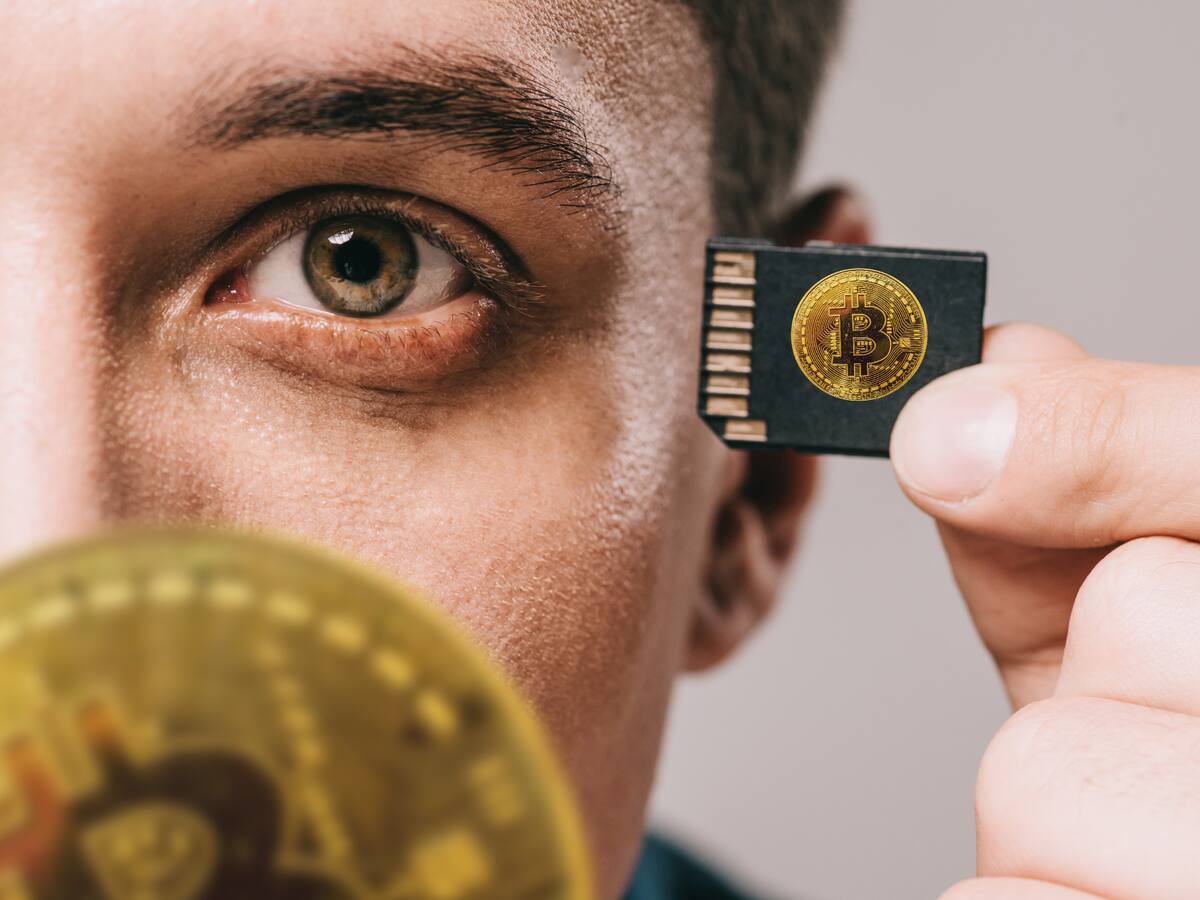 Usuario se implanta chip para realizar pagos de Bitcoin usando solo su mano
