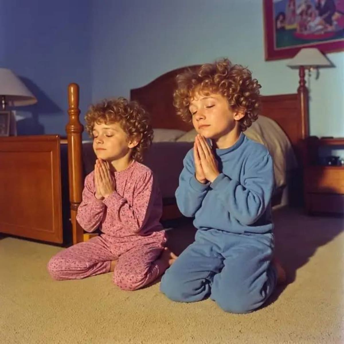 Los gemelos Todd y Rodd Flanders, hijos del vecino Ned Flanders en Los Simpsons, son conocidos por su inocencia y devoción religiosa. A lo largo de la serie, se ha revelado que Rodd es el gemelo mayor por unos minutos, aunque su personalidad tranquila y compasiva contrasta con la energía más efervescente de Todd. Su relación fraterna proporciona momentos cómicos y entrañables en el universo de Springfield.