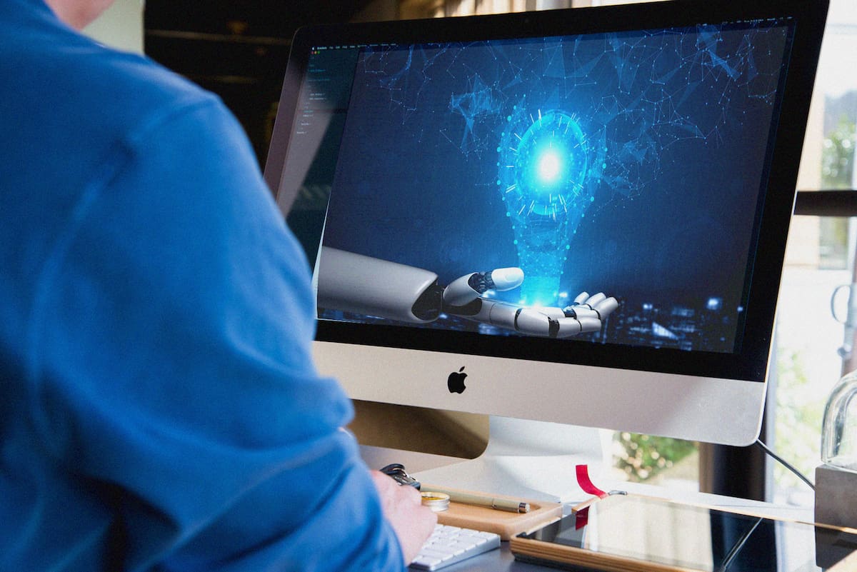 Mark Muro, investigador senior de la Brookings Institution, explicó que este fenómeno no tiene que ver con la capacidad de las trabajadoras, sino con la naturaleza de los puestos que ocupan. Foto: Composición