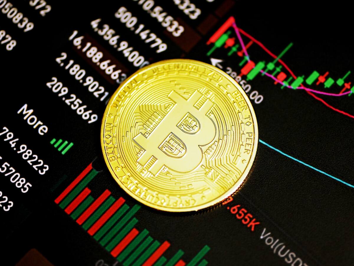 Bitcoin cae pero se mantiene por encima de los 30 mil dólares