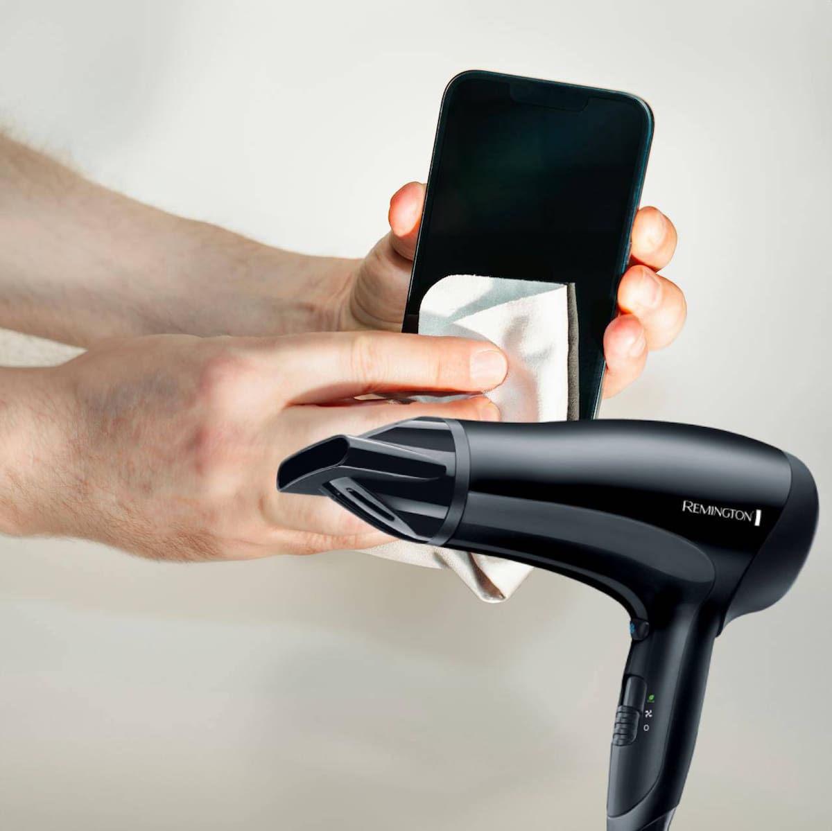 Un error común es creer que secar el teléfono con una secadora funcionará, pero expertos advierten que esto puede empujar la humedad más profundo. | Foto: Pexels/ Pngwing