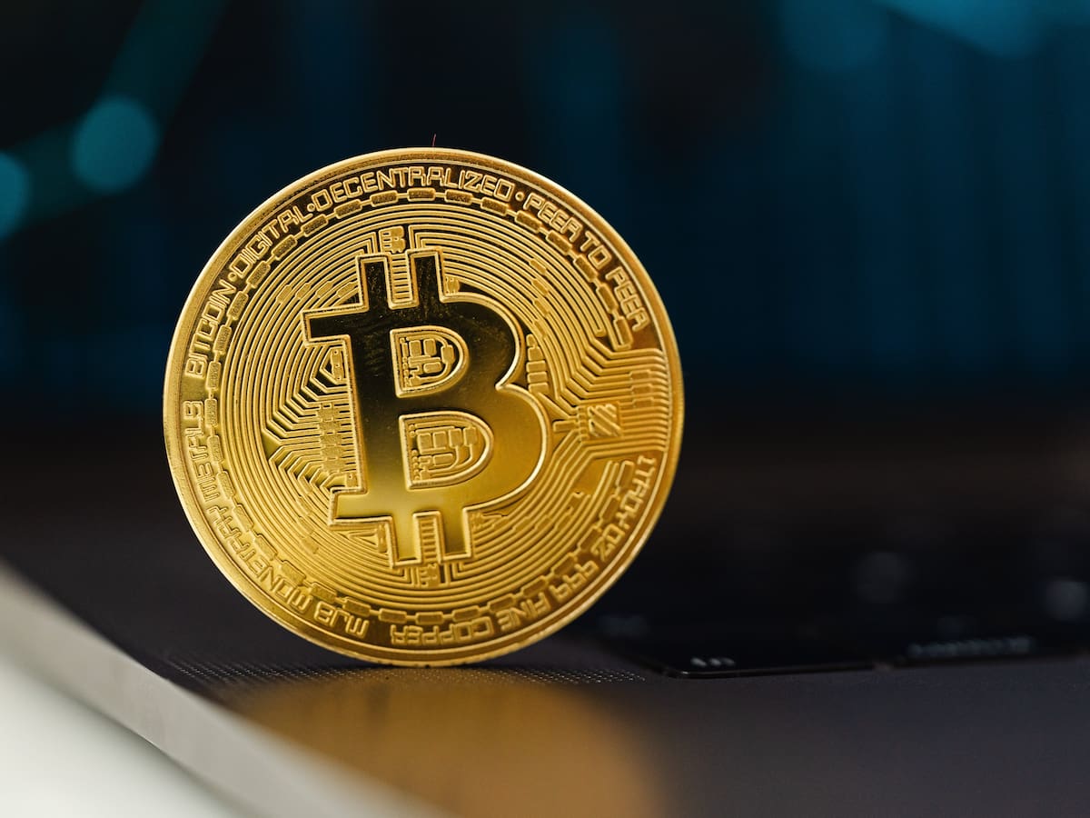 Bitcoin cumple 15 años; y celebra cerrando con un precio superior a los $43,000 dólares