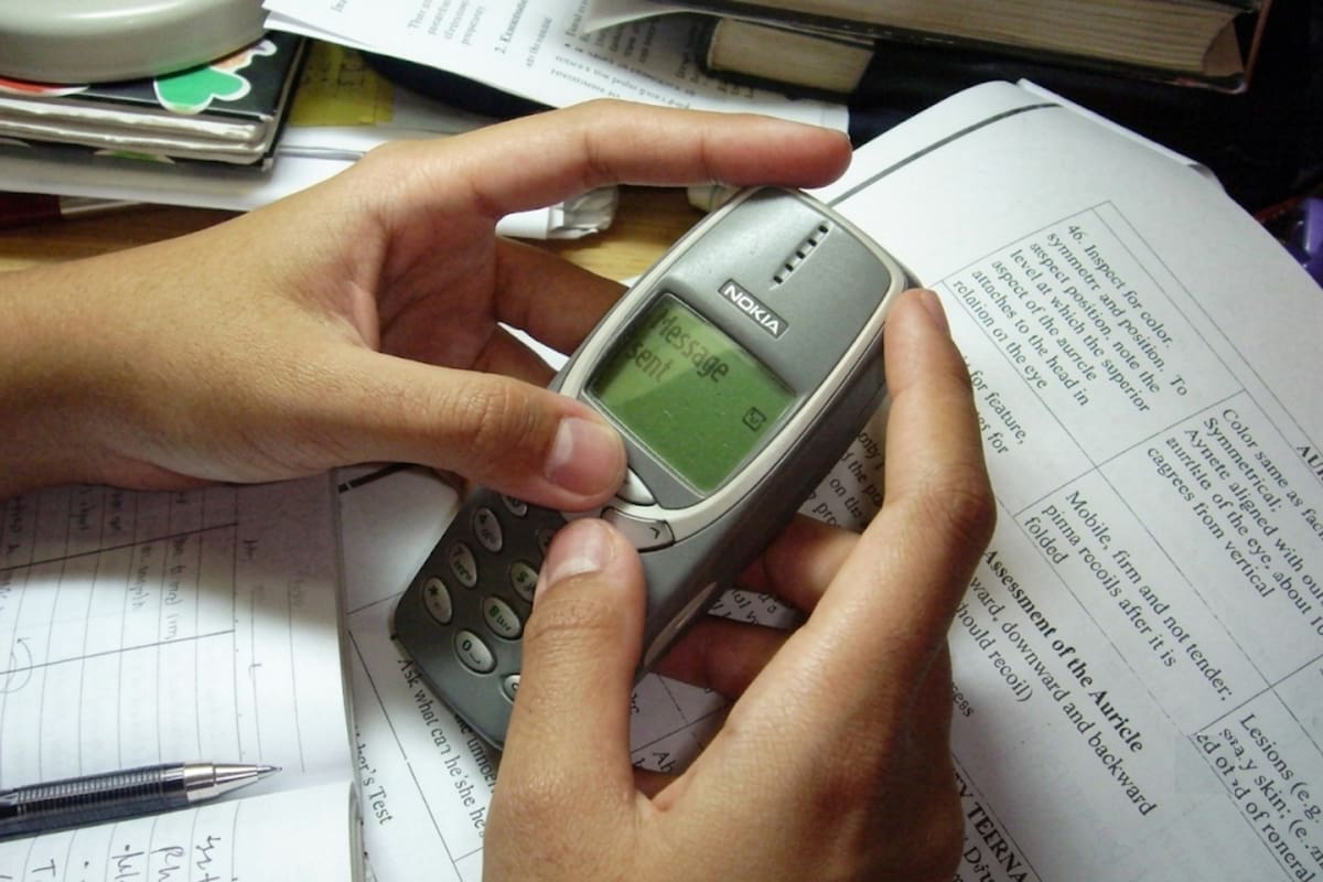 El Nokia 1100 incluyó juegos y funciones como linterna, juegos y recordatorios, que lo hacían muy atractivo. | Foto: Especial