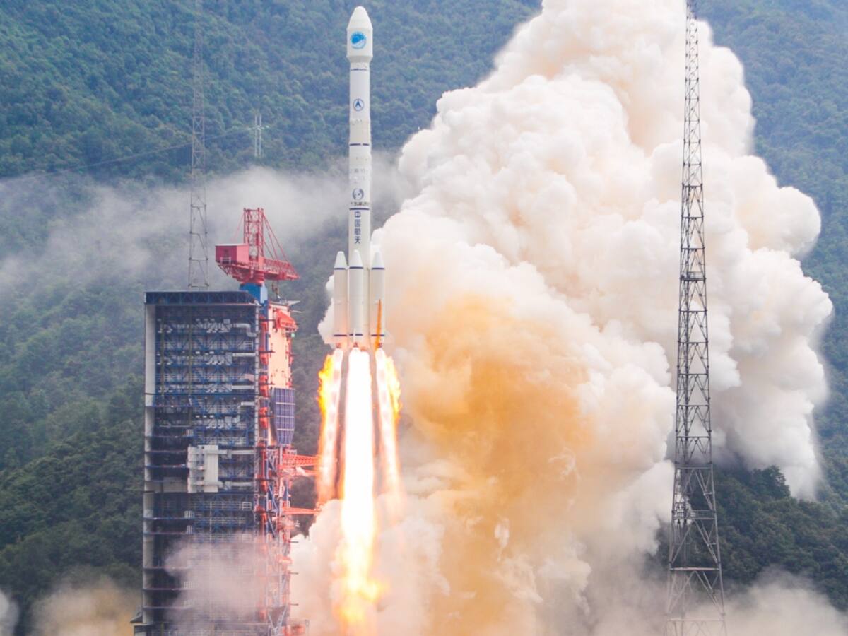 VIDEO: Cohete cae del cielo y explota cerca de un hogar en China