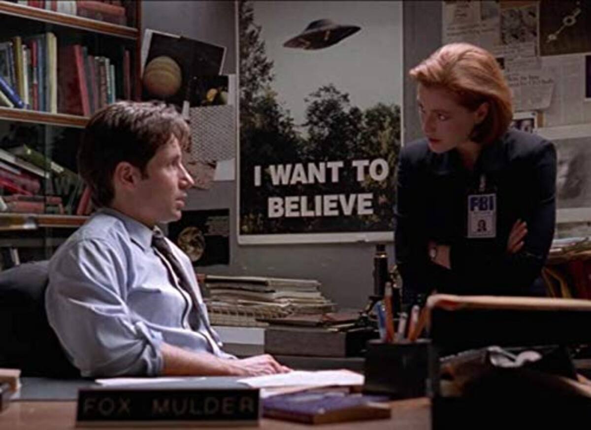 La fotografías en las que se basó el póster en la oficina de Mulder, hechas por el suizo Billy Meier, continúan siendo objeto de debate sobre su autenticidad.