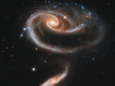 El Telescopio Espacial Hubble Celebra 21 Años con una Maravillosa “Rosa” Galáctica