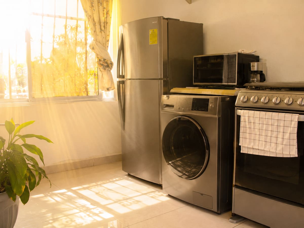El calor extremo puede dañar refrigeradores, televisores y celulares; estas son las medidas para evitar sobrecalentamientos, cortocircuitos y fallas en casa