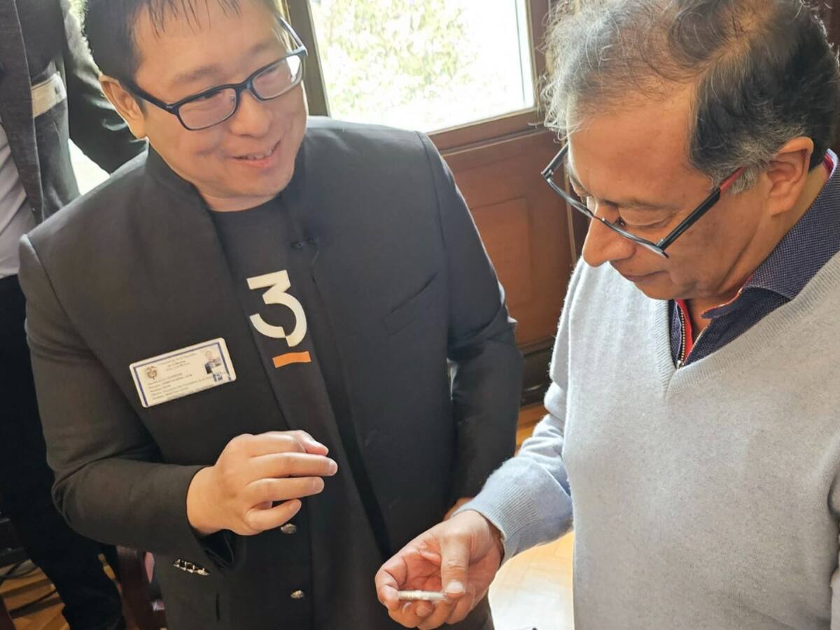 Presidente de Colombia recibe Bitcoin como regalo y se interesa por la tecnología Blockchain