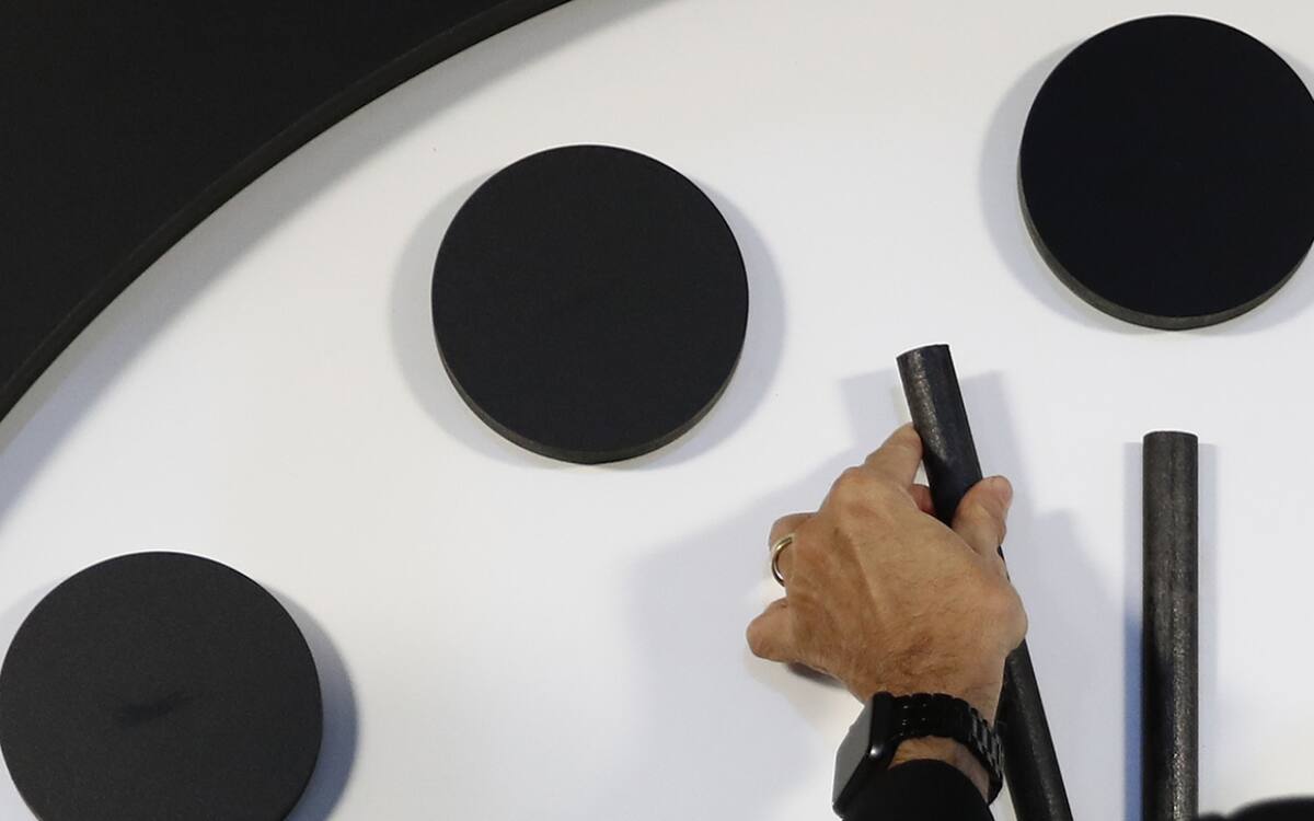 El "Reloj del Fin del Mundo" es un símbolo creado por el Boletín de Científicos Atómicos para representar la amenaza de catástrofes globales, especialmente nucleares y climáticas.