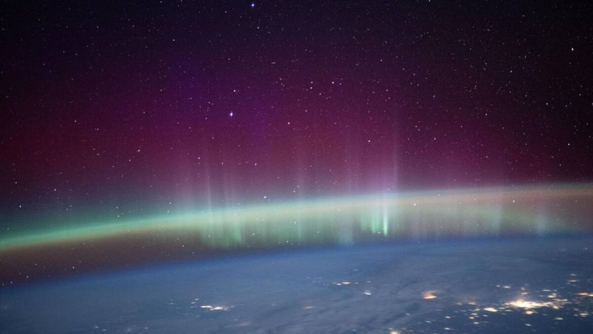 Algunos rayos cósmicos del Sol y de otras partes del universo producen un resplandor de colores cuando chocan con la atmósfera terrestre. (Crédito: NASA/JSC)