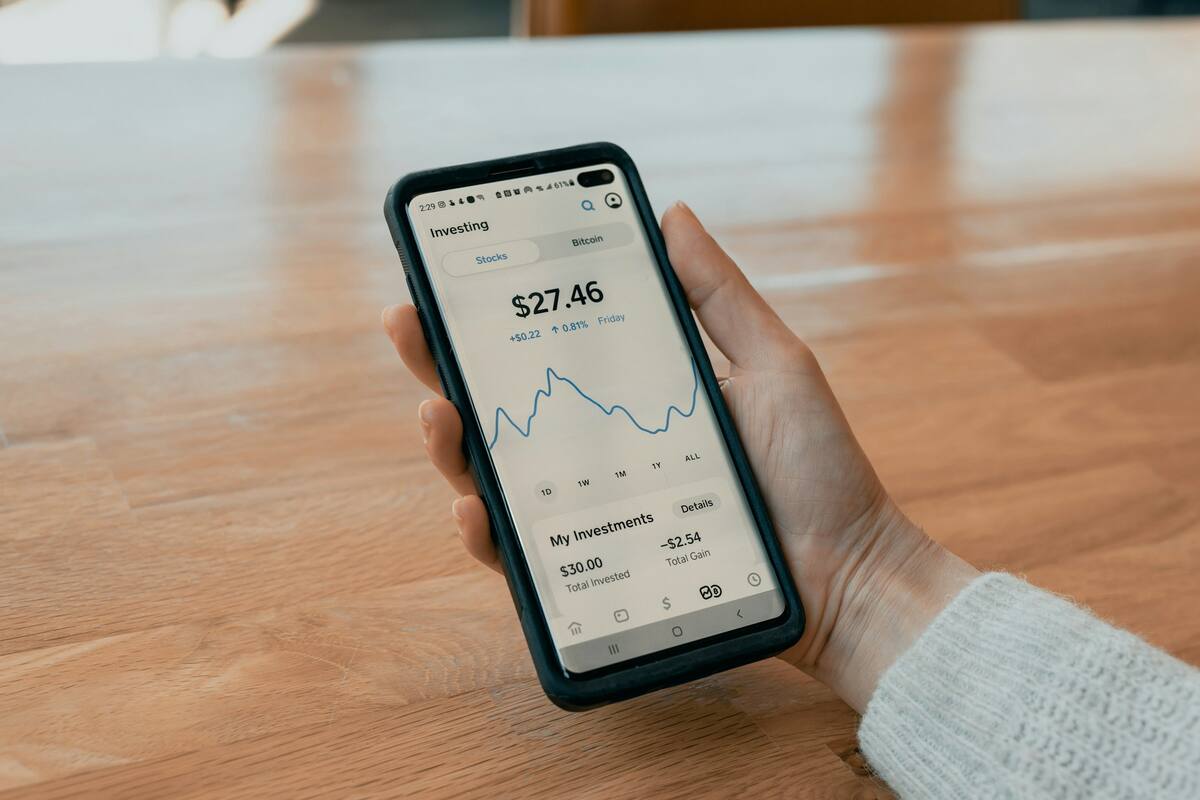 La venta de productos digitales, como cursos en línea o plantillas para generar contenido con IA, se presenta como una vía para generar ingresos sostenibles. Aunque requiere esfuerzo y compromiso, la escalabilidad de estos productos digitales ofrece la posibilidad de obtener ingresos pasivos significativos a lo largo del tiempo.