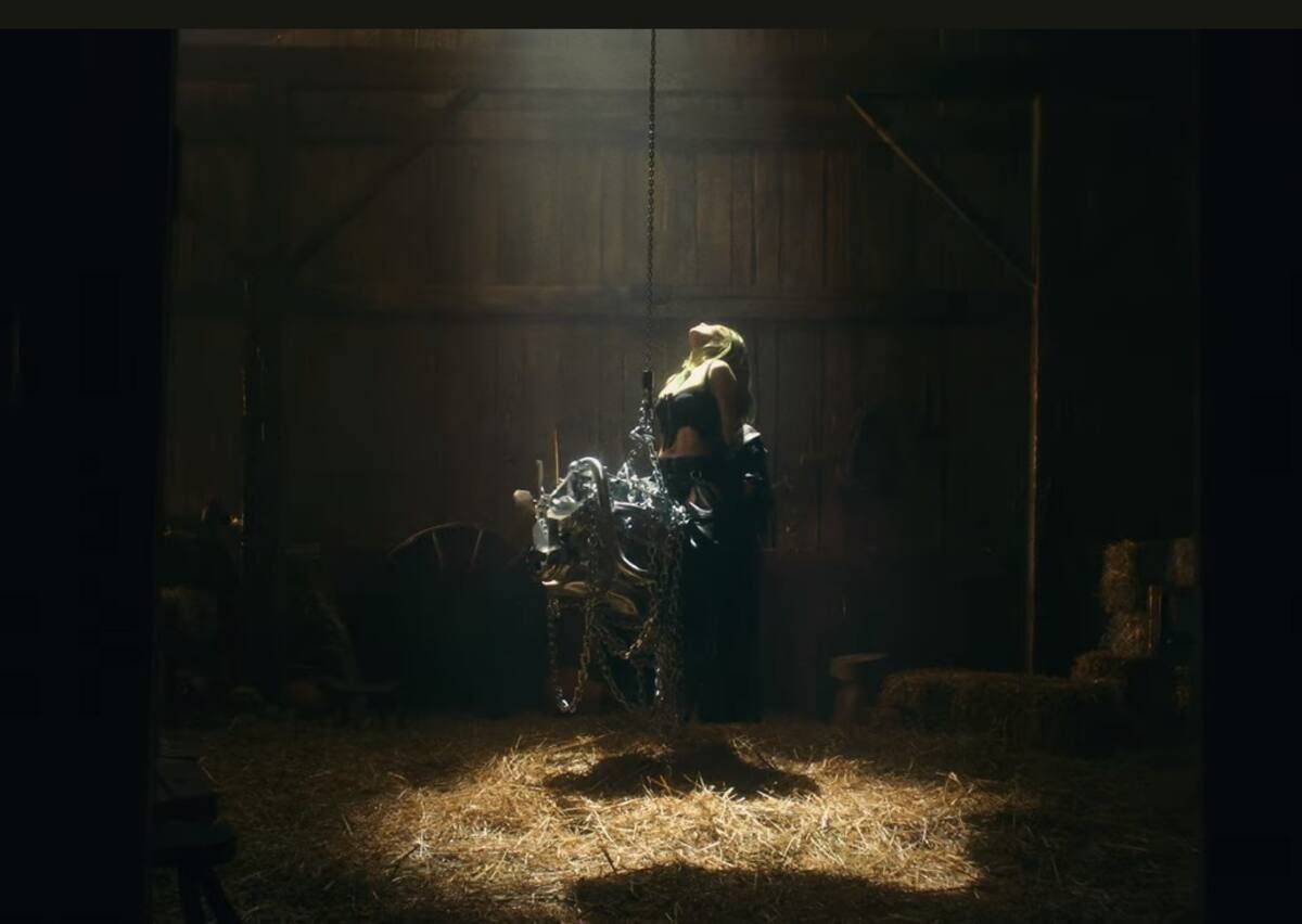 Belinda junto con el 'macho cabrío' en "Cactus" en un granero oscuro