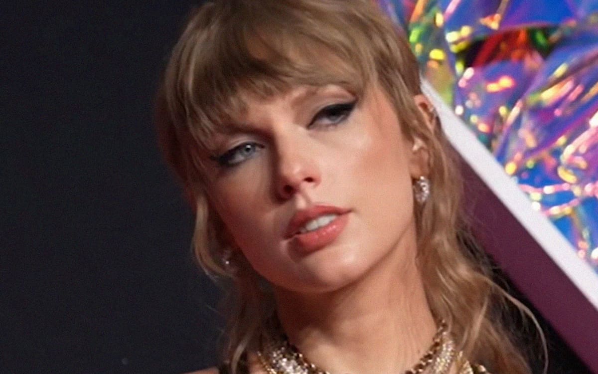 No es la primera vez que la cantante es violentada con IA para manipular su cuerpo, pues Kanye West manipuló el rostro de Swift en su video musical "Famous".