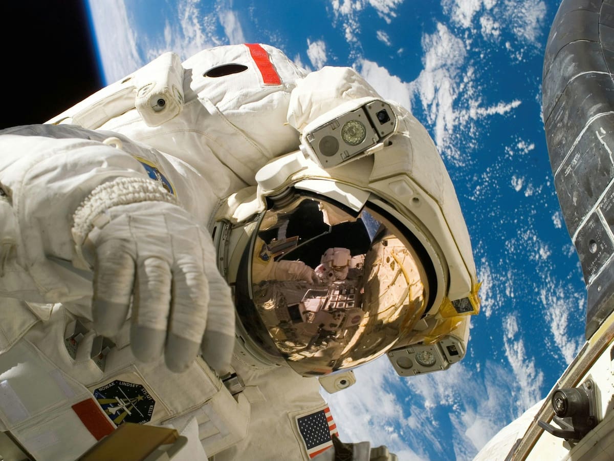 Cómo ver la bolsa de herramientas perdida en el espacio por las astronautas de la NASA