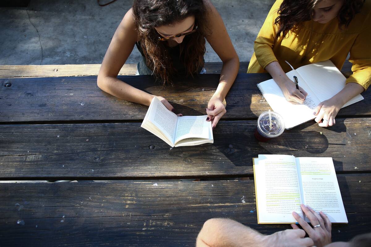 Los autores de la investigación sostienen que las escuelas deberían enfocar sus esfuerzos en la promoción de la lectura en papel o medios impresos para fortalecer aspectos clave del desarrollo congitivo de los jóvenes.