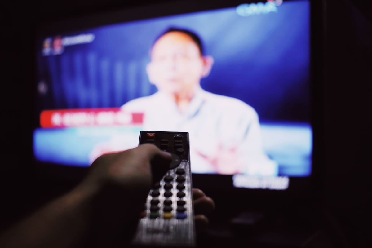 El principal beneficio es la rapidez. Los usuarios que utilizan con frecuencia plataformas de streaming, servicios de video, entradas HDMI u otras funciones del televisor pueden acceder a ellas sin recorrer el menú principal. | Foto: Unsplash