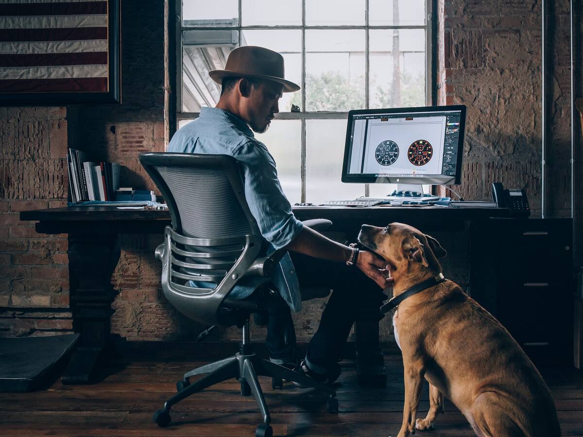 Criptoempresario dirigía su negocio desde la casa de sus padres y ha logrado ganar millones de dólares