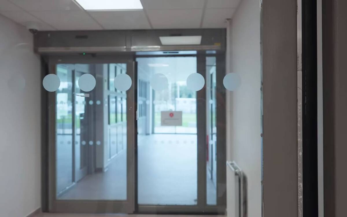 El recinto cuenta con sólo una entrada y salida para visitantes de dos puertas, donde ninguna de las dos está abierta al mismo tiempo para evitar fugas.