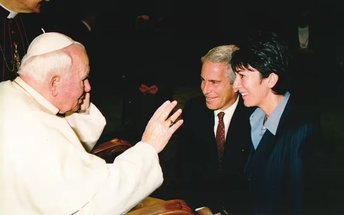 De acuerdo a uno de los testimonios más veraces investigados hasta la fecha, al interior del templo de Jeffrey Epstein había un retrato del millonario junto a uno de los Papas.