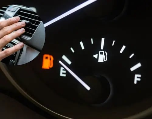 ¿Cuánta gasolina gasta el aire condicionado de mi auto? Las cifras que no debes ignorar este verano